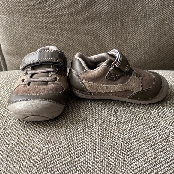 Stride Rite Boys Kylin Soft Sole Sneaker W/Memory Foam Insoles. Brown/Tan. SZ 4W - Picture 2 of 16